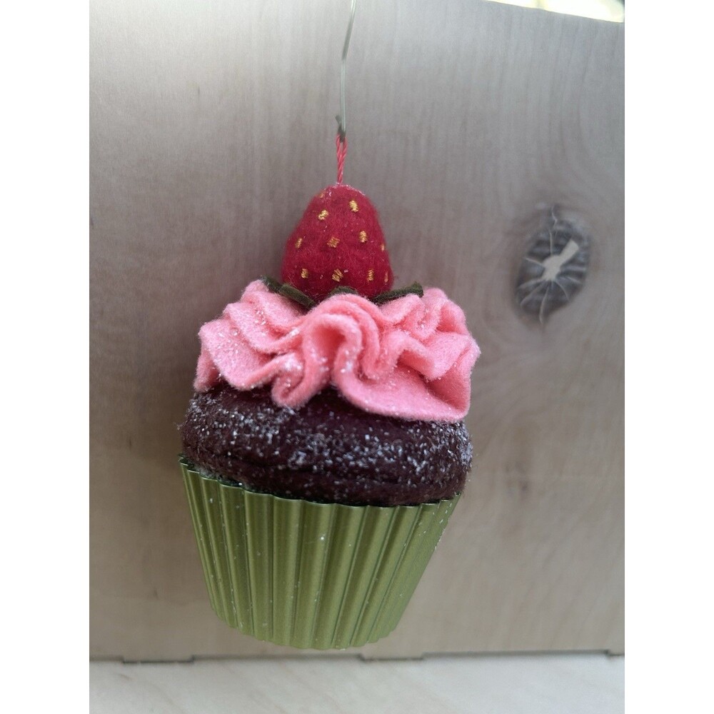 2012 Hallmark Keepsake Ornament - Christmas Cupcake Series - Berry-licious!